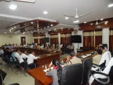 मुरादाबाद: कलेक्ट्रेट सभा घर में जिलाधिकारी की मौजूदगी में  होटल और बैंक्वेट हॉल मलिक को साथ आग बुझाने की इक्विपमेंट लेकर गोष्टी