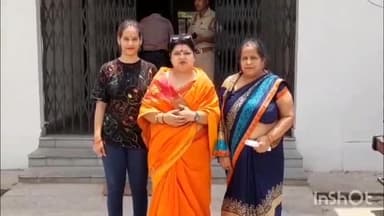 आगरा: पुलिस लाइन स्थित पुलिस कमिश्नर से विवाहिता को न्याय दिलाने पहुँचा हिंदूवादी संगठन, जानकारी देती सदस्य राखी अग्रवाल