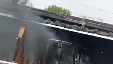 खरगौन: ग्राम ठिबगांव में अज्ञात करणो से JCB में लगी आग, क्षेत्र में मचा हड़कंप