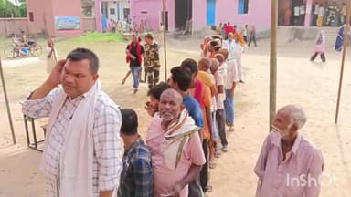 मनेर: मनेर के विभिन्न मतदान केंद्रो पर वोट डालने के लिए कतार में लगे मतदातागण