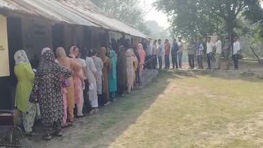 जांगल पंचायत में सुबह-सुबह ही लगी मतदान करने के लिए लंबी लाइन।