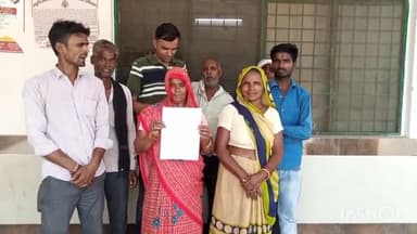 जलालाबाद: गांव सिकंदरपुर अफगान के ग्रामीणों ने पानी का निकास खुलवाने के लिए तहसील प्रशासन को दिया ज्ञापन