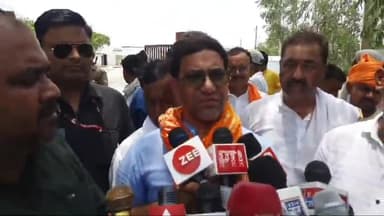 गाज़ीपुर: आजमगढ़ से बीजेपी प्रत्याशी दिनेश लाल निरहूआ अपनी माता जी के साथ गाजीपुर के टड़वा टप्पा गांव में किया मतदान,कही ये बात