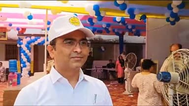 आरा: उप विकास आयुक्त महोदय ने प्रखंड कार्यालय आरा के  मतदान केंद्र पर 
अपने मताधिकार का प्रयोग किया । उन्होंने जिला वासियों स