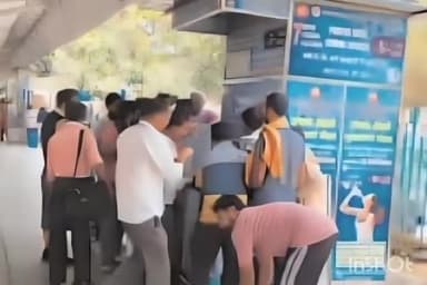 बरेली: बरेली जंक्शन पर निर्धारित रेट से ज्यादा का सामान बेच कर रेल यात्रियों को लगाई जा रहा है चुना,यात्रियों ने संचालक को पीटा