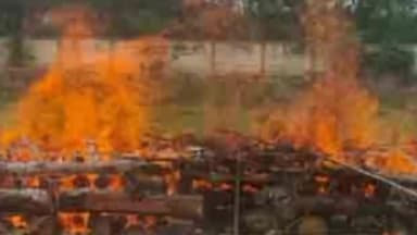 कांके: जुमार नदी तट पर मुक्ति संस्था ने रिम्स की मोर्चरी में पड़े 31 लावारिस शवों का किया सामूहिक दाह संस्कार