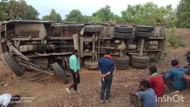 गोहपारु: शहडोल से रीवा की ओर जा रहा ट्रक सरसी गांव में टायर फटने से पलटा एक की मौत दूसरे की दबे होने की आशंका पुलिस मौके पर मौजूद