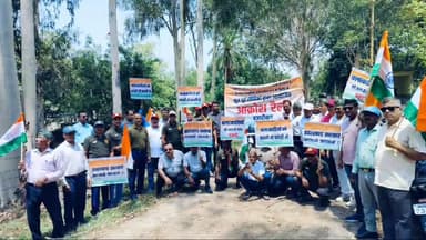 हज़ारीबाग: सेवारत सैनिक की पत्नी के साथ सामूहिक बलात्कार के विरोध में पूर्व सैनिकों का आक्रोश रैली।