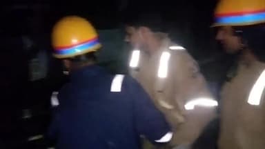 कानपुर: गोविंदपुरी रेलवे स्टेशन के यार्ड में लगी आग, फायर ब्रिगेड ने आग पर पाया काबू