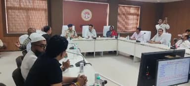 खरगौन: जिला कलेक्ट्रट सभागृह में पत्रकारों को दी गई मतगणना संबंधी तैयारियों की जानकारी