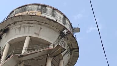 हरदोई: हरदोई रेलवे स्टेशन की पानी की टंकी पर चढ़ा एक युवक, पुलिस नीचे उतारने के प्रयास में जुटी