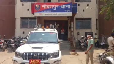 नौबतपुर: नौबतपुर थाना क्षेत्र के गोपालपुर गांव में घर में घुसकर कर15हजार रुपए और 12लाख के गहने चुरा कर ले भागे