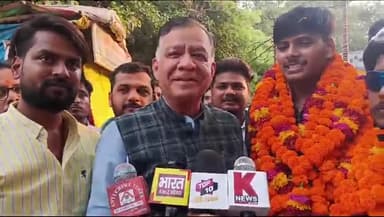 कानपुर: लाल बंगला से केदारनाथ मंदिर दर्शन के लिएजा रहे भक्तों कोविधानसभा अध्यक्ष ने हरी झंडी दिखाकर किया रवाना