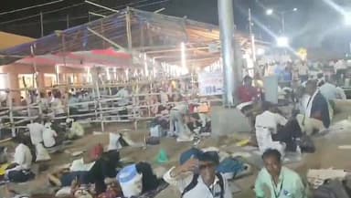 उदवंत नगर: बाजार समिति में बने वज्रगृह में मतदान कर्मियों ने जमा कराए ईवीएम