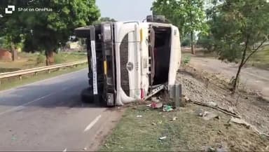 ठेठईटांगर: गड़गड़ झरिया के पास मालवाहक ट्रक पलटने से चालक हुआ घायल