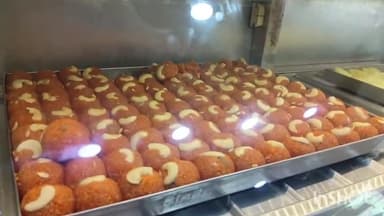 मनेर: मनेर के प्रसिद्ध मिठाई लड्डू का चुनाव के रिजल्ट के पहले बढ़ी डिमांड, भाजपा राजद के समर्थकों ने किया ऑर्डर