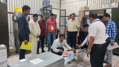 खरगौन: कोषालय से मतगणना स्थल पर शिफ्ट की गई डाकमत पत्र की मतपेटियां