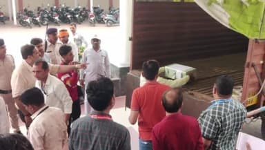 खरगौन: DM कार्यालय से डाक मत पत्रों की पेटी को पुलिस की कड़ी सुरक्षा के बीच भेजा पीजी कॉलेज, सुबह 7 बजे होगी गणना