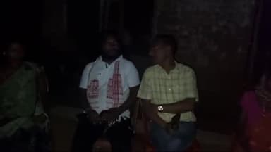 कांग्रेस नेता ओमप्रकाश लोक सभा क्षेत्र में अपने कार्यकर्ताओं से विचार विमर्श करते हुए कि हमारी हर भूत पर कितनी उपस्थिति रही