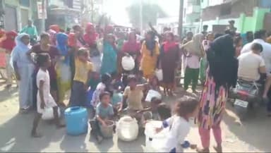 हाथरस: शहर के ढकपुरा रोड आसारा कॉलोनी में भीषण गर्मी में पानी नहीं आने से गुस्साए लोगों ने लगाया जाम, जमकर किया हंगामा