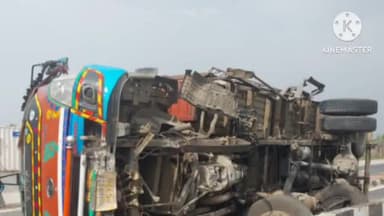 मांडर: मांडर टोल प्लाजा के समीप अनियंत्रित होकर ट्रक पलटा घटना सीसीटीवी कैमरे में कैद