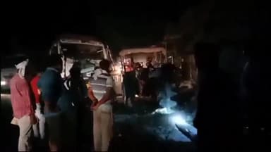 मंझनपुर: ओसा में दो ट्रक की आमने सामने की टक्कर टूटा बिजली पोल बाधित रही सप्लाई, पुलिस ने हटवाया सड़क से ट्रकें