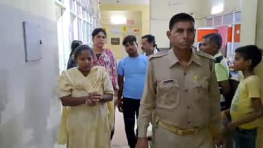 फिरोज़ाबाद: थाना रामगढ क्षेत्र के माता वाली गली में बच्चों के बिवाद में एक वृद्ध महिला पर पड़ोसी ने चाकू से किया हमला