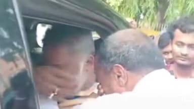 कस्बा: पूर्णिया लोकसभा सीट से जीत दर्ज करने के बाद भावुक हुए पप्पू यादव, कस्बा के पूर्व प्रखंड प्रमुख से गले मिलकर नम हुई आंखें
