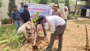 हाथरस: विश्व पर्यावरण दिवस के अवसर पर SP ने अपने कैंप कार्यालय पर किया वृक्षारोपण, अधिक से अधिक वृक्ष लगाने की लोगों से की अपील
