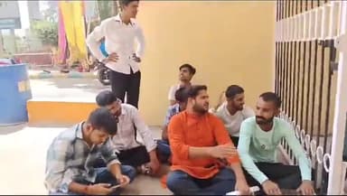 कानपुर: कानपुर विश्वविद्यालय के बाहर छात्रों ने किया प्रदर्शन,सुरक्षाकर्मियों से हुई धक्का मुक्की