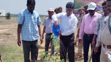 सेन्हा: केंद्रीय विद्यालय में किया गया पौधारोपण लोहरदगा डीएफओ अरविंद कुमार  ने कहा बेहतर पर्यावरण संतुलन के लिए पौधरोपण जरूरी।