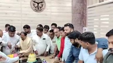 मुरादाबाद: पीलीकोठी स्थित कैंप कार्यालय पर तीसरी बार एनडीए सरकार बनने पर महापौर विनोद ने धूमधाम के साथ केक काटकर मनाया