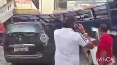 ਡੇਰਾਬਸੀ: ਜ਼ੀਰਕਪੁਰ ਦੇ ਆਕਸਫੋਰਡ ਸਟਰੀਟ ਵਿਖੇ ਹੋਇਆ ਵੱਡਾ ਹਾਦਸਾ ਜਿਸ ਵਿਚ ਯੂਨੀਪੋਲ ਉੱਥੇ ਖੜੀਆਂ ਗੱਡੀਆਂ ਉੱਤੇ ਡਿੱਗ ਗਿਆ ਜਾਨੀ ਨੁਕਸਾਨ ਨਹੀਂ ਹੋਇਆ