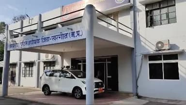 खरगौन: खरगोन जिले में आदर्श आचार संहिता के दौरान जिला बदर की कार्रवाई का उल्लंघन करने वाले 18 व्यक्तियों पर फिर की कार्रवाई