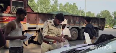 नियमों की अनदेखी कर चल रहे 4 वाहनों पर 9500 रूपया का जुर्माना