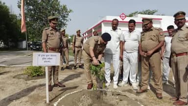मंझनपुर: विश्व पर्यावरण दिवस के अवसर पर कौशाम्बी पुलिस लाइन व पुलिस कार्यालय पर किया गया वृहद स्तर पर वृक्षारोपण कार्यक्रम