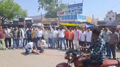 बूंदी: कोटा बूंदी लोकसभा सीट से लोकसभा अध्यक्ष ओम बिरला की जीत की हैट्रिक पर कार्यकर्ताओं ने आतिशबाजी व मुंह मीठा कर बनाया जश्न