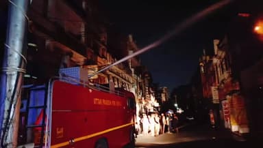 कानपुर: सीसामऊ थाना क्षेत्र में बिजली के तारों में लगी आग, फायर ब्रिगेड की टीम ने आग पर पाया काबू