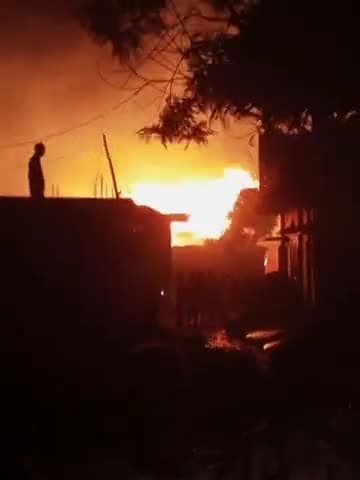 #हरदोई 
ग्राम फुकहा पोस्ट हरिहरपुर हरदोई में रात लगी भीषण आग
