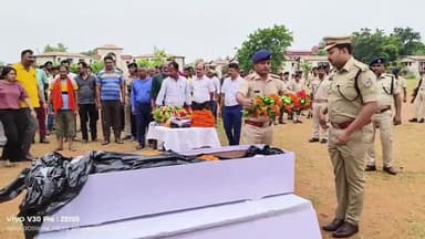 सेन्हा: लोहरदगा बक्शीडीपा पुलिस लाईन मे शहीद पुलिस जवान को एसपी व अन्य पुलिस पदाधिकारियों ने नम आंखों से दी अंतिम विदाई।