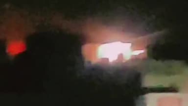 एत्मादपुर: कस्बा खंदौली स्थित बैंक ऑफ़ इंडिया के समीप श्याम हार्डवेयर की दुकान में लगी भी भीषण आग,भारी मात्रा में सामान जलकर खाक।