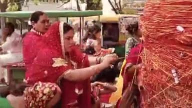 कांके: शहर के विभिन्न इलाकों में सुहागिन महिलाओं ने की वट सावित्री पूजा, पति की लंबी आयु की कामना की