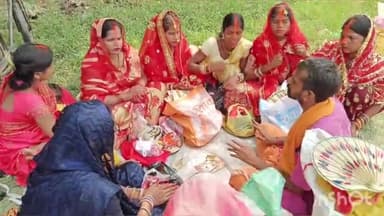 नगर नौसा: नगरनौसा प्रखंड क्षेत्र में बट सावित्री पूजा को लेकर सुहागन महिलाओं की उमड़ी भीड़