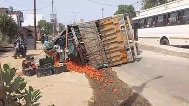 आंवला: पुरैना पर तड़के सुबह टमाटर लदा ट्रक डिवाइडर से टकराकर पलटा, जाम लगने से लोग हुए परेशान