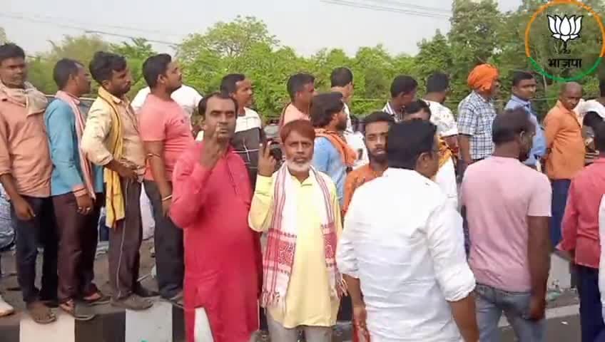 फूलों की #सुगंध केवल वायु की #दिशा में #फैलती है लेकिन एक #व्यक्ति की #अच्छाई हर #दिशा में #फैलती है।
#उदाहरण #ढुल्लू_महतो जी को जीत✌️ #दिलाकर धनबाद की #जनता ने बताया है।