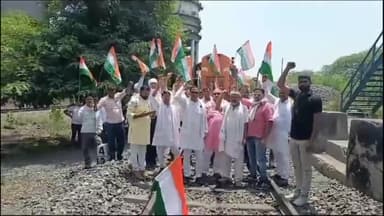 सिंगरौली: एनसीएल निगाही में इंटक के कार्यकर्ताओं ने 70% रोजगार की मांग को लेकर ट्रेन रोककर किया धरना प्रदर्शन