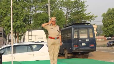 सिंगरौली: पुलिस अधीक्षक सिंगरौली श्रीमती निवेदिता गुप्ता ने पुलिस लाईन पचौर में साप्ताहिक जनरल परेड का किया निरीक्षण