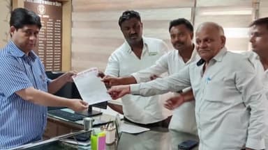 एत्मादपुर: ब्लॉक खंदौली की ग्राम पंचायत भागूपर के प्रधान ने प्रधानों की समस्याओं को लेकर सीडीओ को सौंपा ज्ञापन।