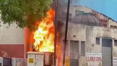 एत्मादपुर: थाना एत्मादौला क्षेत्र के कटरा वज़ीर खां में ट्रांसफाॅर्मर में लगी भीषणआग,आग लगने से आसपास के लोगों में मची अफरा -तफरी।