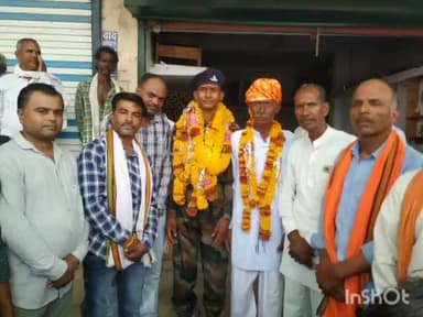 सारंगपुर: ग्राम एहसानपुर निवासी युवक का आर्मी में सिलेक्शन होने के बाद नगर प्रथम आगमन पर जयनगर चौराहे पर लोगों ने किया स्वागत